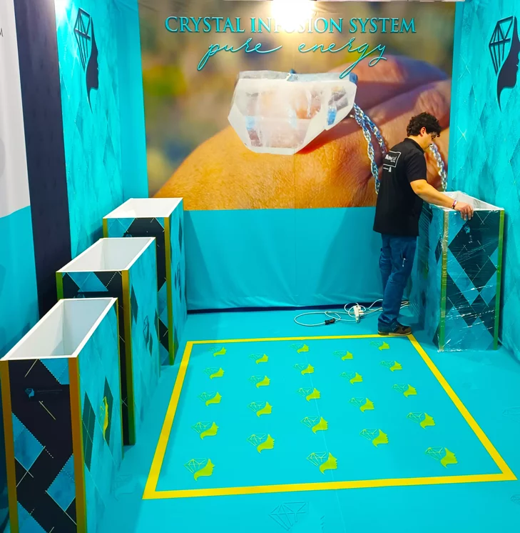 Squadra specializzata di allestitori OfficineVisual durante la fase di montaggio fast-track di arredi custom in cantiere retail.