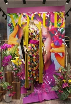 eyJpdCI6IkluZ2VnbmVyaXp6YXppb25lIGUgYWxsZXN0aW1lbnRvIHZldHJpbmEgYm91dGlxdWUgZG9ubmE6IHNjdWx0dXJhIHNjZW5vZ3JhZmljYSBjb24gbWFuaWNoaW5vIGRpbmFtaWNvIGUgZm9uZGFsZSBhIGVmZmV0dG8gcm90dHVyYSBwcm9kb3R0byBpbi1ob3VzZSBwZXIgdmlzdWFsIG1lcmNoYW5kaXNpbmcgYWQgYWx0byBpbXBhdHRvLiJ9