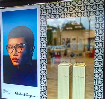 Ingegnerizzazione e manifattura in-house del visual merchandising per la campagna eyewear Salvatore Ferragamo nelle vetrine ottiche di lusso, Wrapping su vetrina ad altissimo impatto visivo e manifattura in-house di due podi espositivi luxury per gli occhiali. 