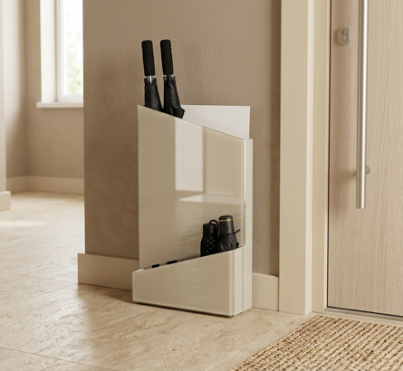 firefly_geminiflash_mi%20puoi%20impostare%20questa%20foto%20in%20un%20soggiorno%20moderno%20con%20i%20colori%20primaverili%20,%20la%20d%20410017%20(2)