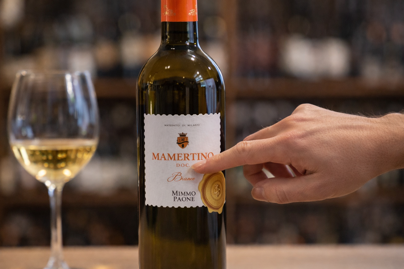 Come leggere un&rsquo;etichetta di vino: guida semplice per scegliere meglio