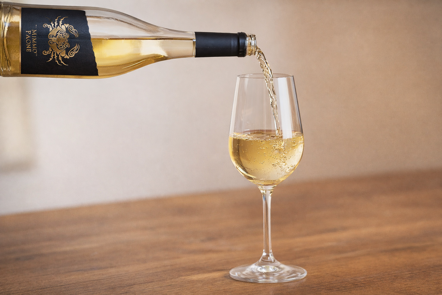 Come servire un vino bianco: temperatura, bicchiere e 3 errori comuni