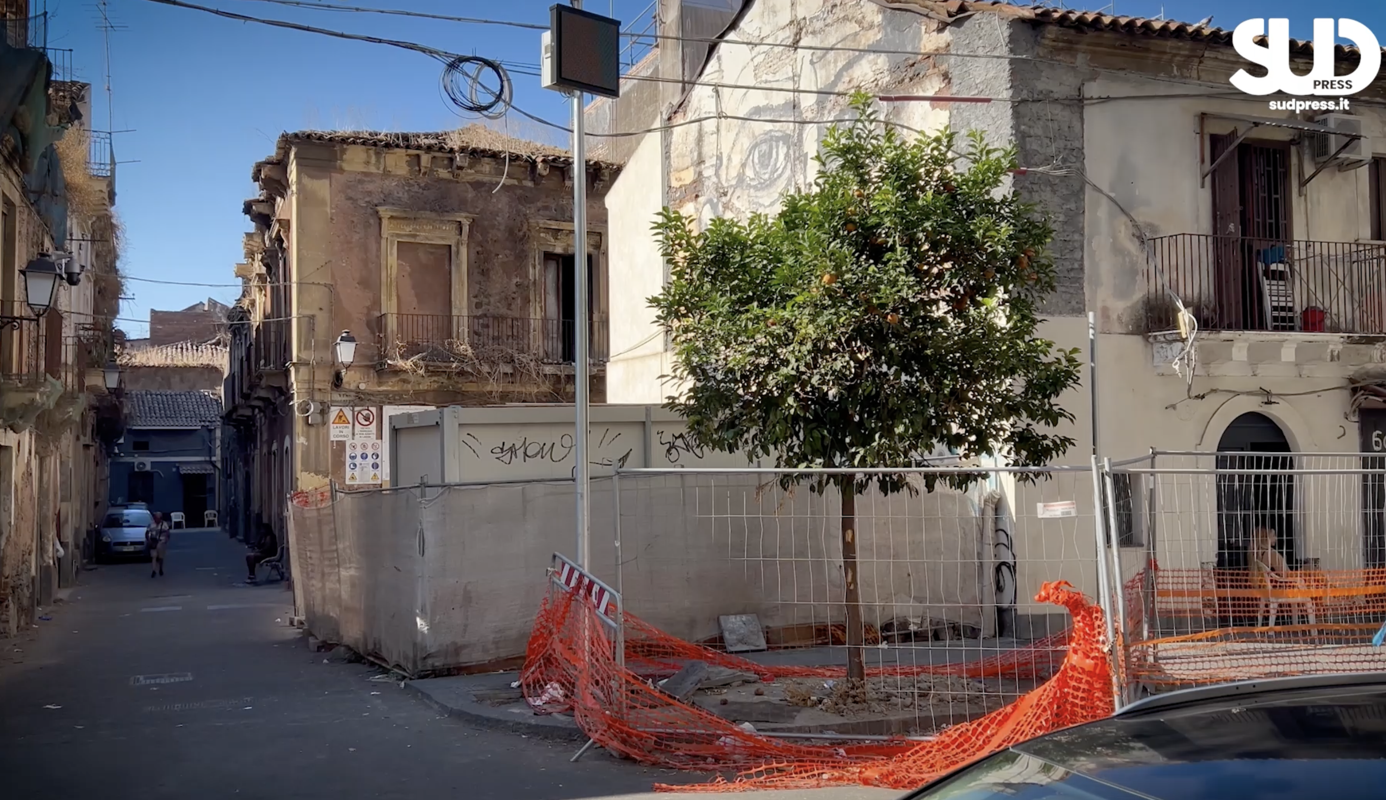 Via Giovanni Di Prima: cantieri abbandonati, degrado e insicurezza alle spalle del salotto buono di Catania Via Giovanni Di Prima: cantieri abbandonati, degrado e insicurezza alle spalle del salotto buono di Catania