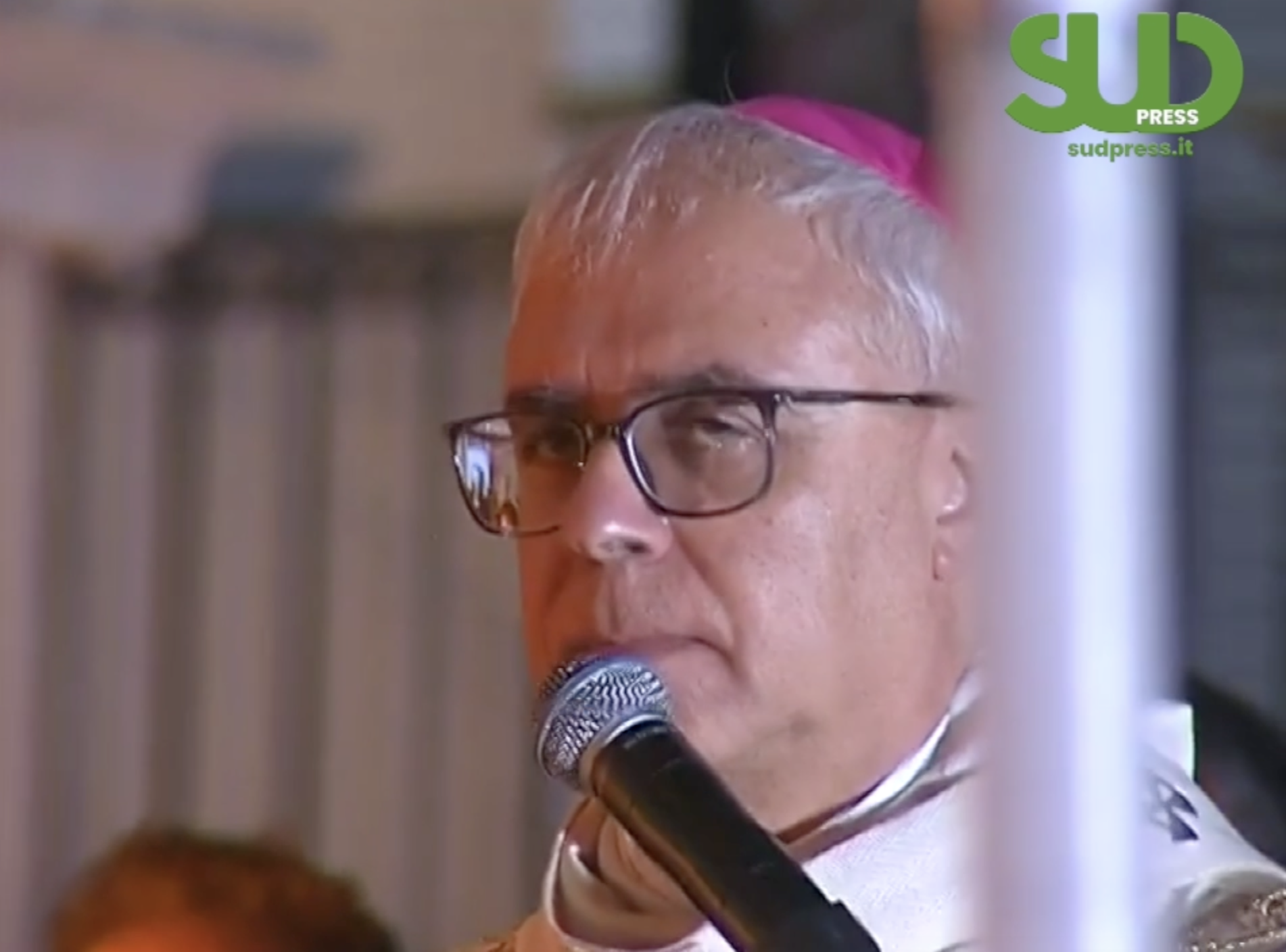 Il vescovo di Catania Luigi Renna ha perso la testa. A Biancavilla