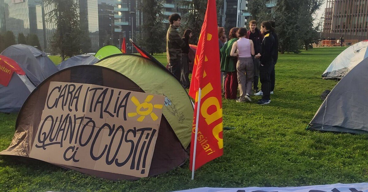 Su SudLIFE Caro affitti: gli studenti protestano e montano le tende, domani previsto lo sciopero generale Su SudLIFE Caro affitti: gli studenti protestano e montano le tende, domani previsto lo sciopero generale