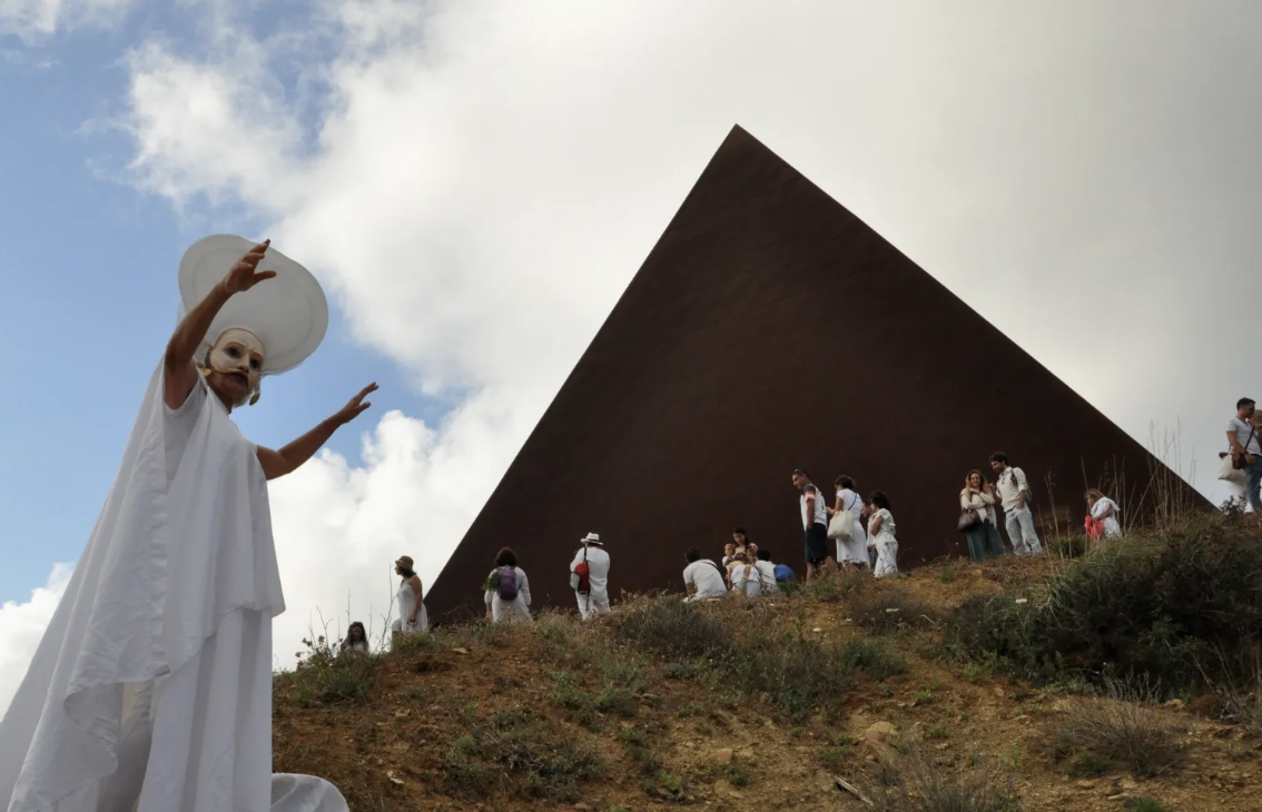 Su SudARTE Alla Piramide 38° Parallelo ritorna il “Rito della Luce” il 21 giugno, con “L’immensità dell’immenso”