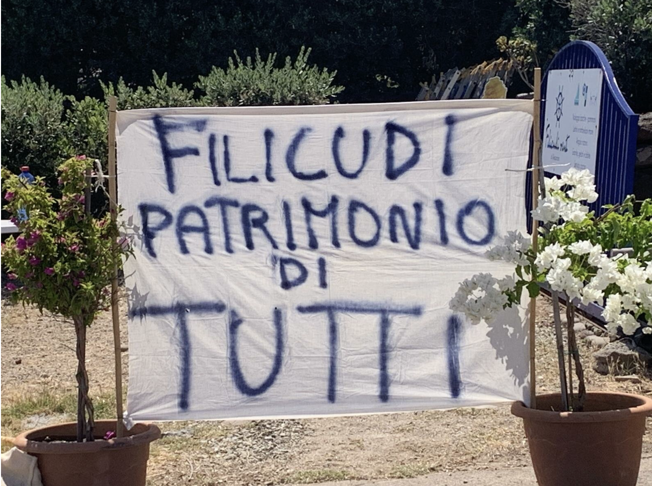 Su SudSTYLE La spiaggia più frequentata di Filicudi diventa un cantiere estivo?