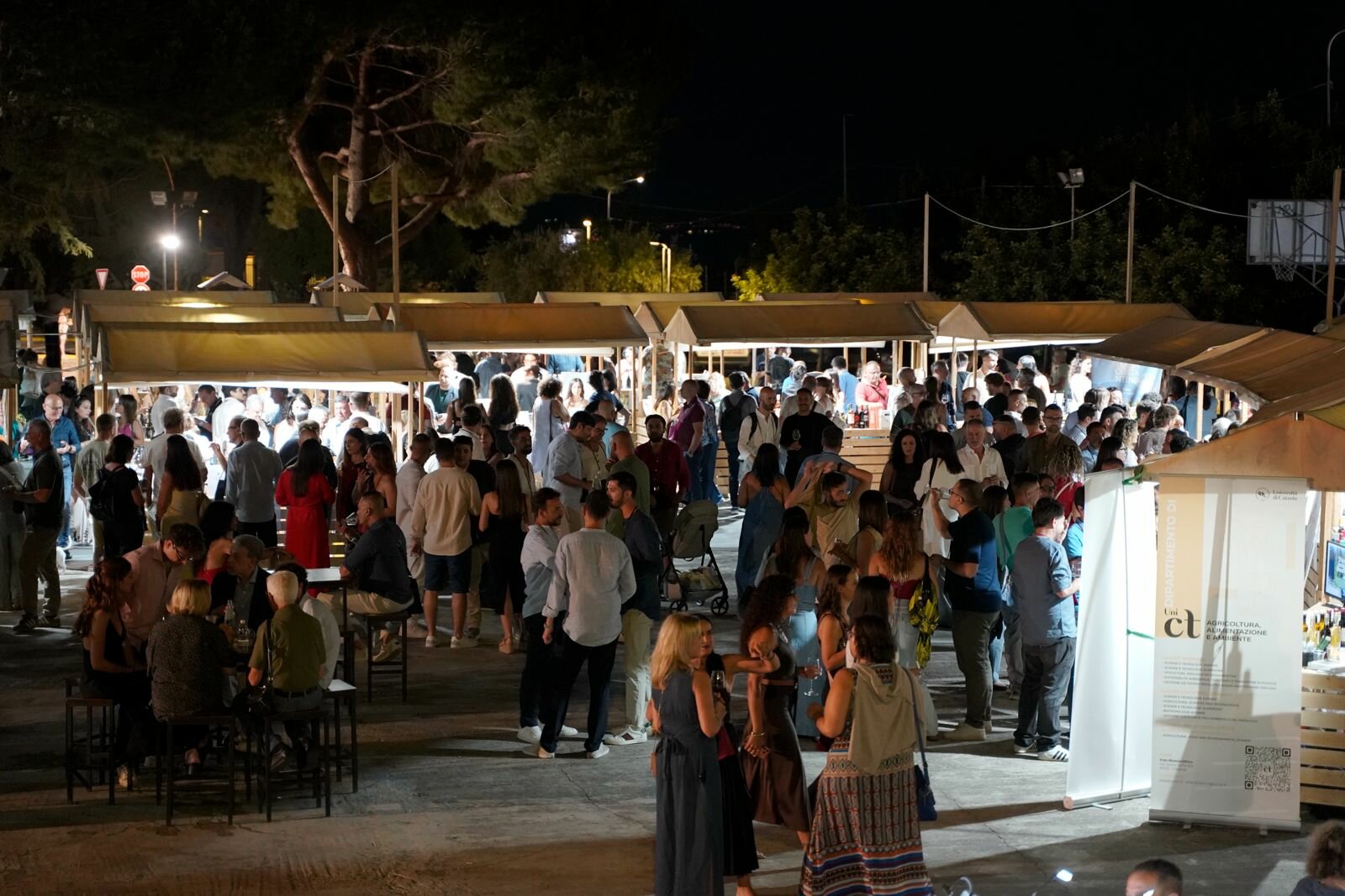 Su SudGusto Grappoli parla sempre più mediterraneo: Belpasso brinda al dialogo tra Etna e Santorini e supera le mille presenze
