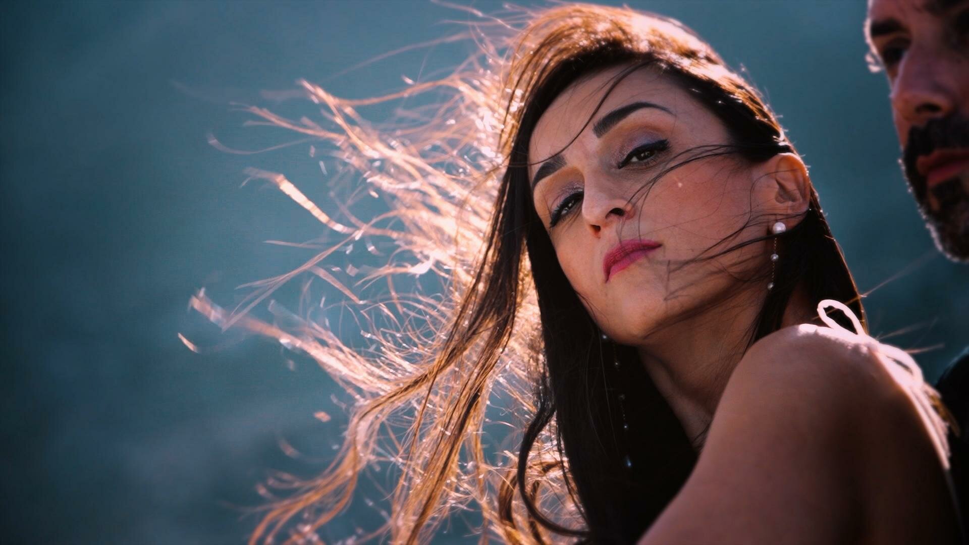 Frame video bacio coppia