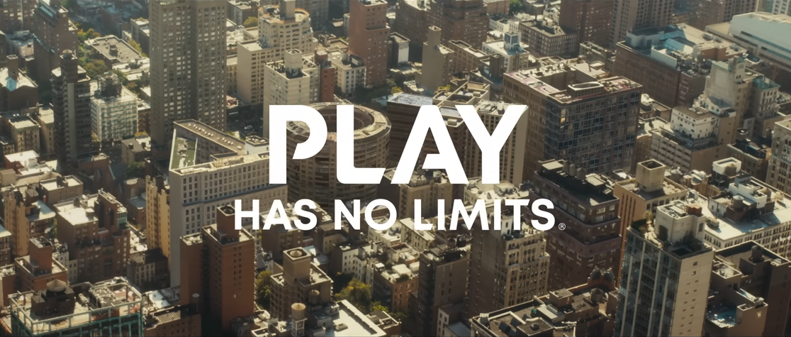 PS5, Play Has No Limits: Lo Spot PlayStation che Trasforma La Città in Parco Giochi