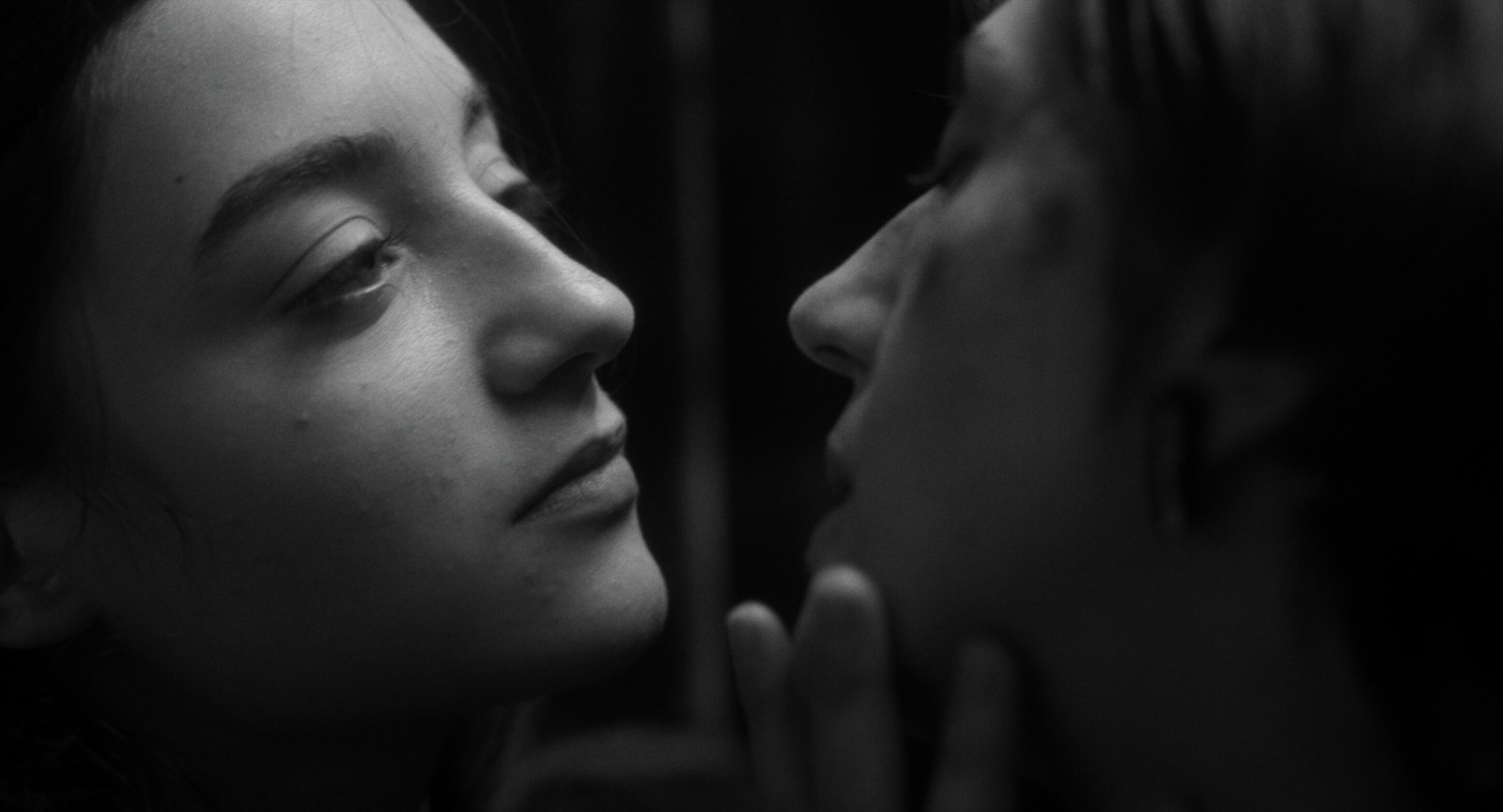 Two People Exchanging Saliva (2024), recensione: un amore proibito tra baci e schiaffi