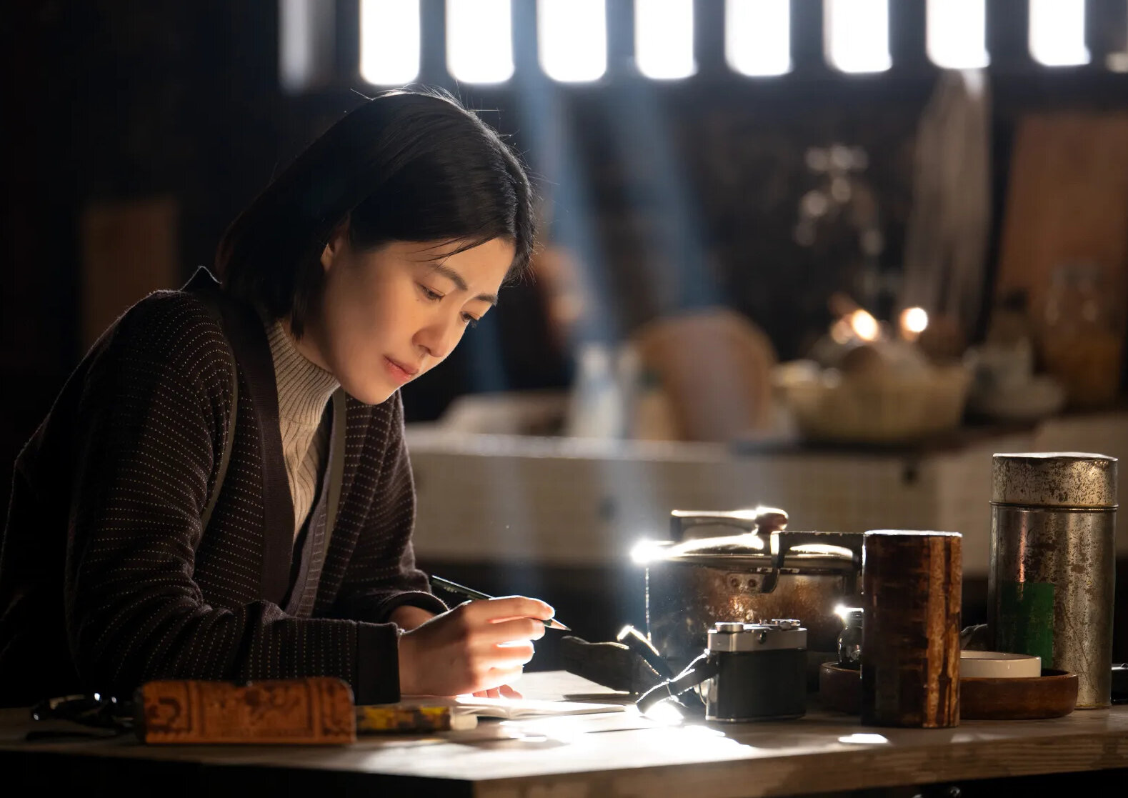 Two Seasons, Two Strangers (2025), recensione film: viaggi interiori tra mare e neve