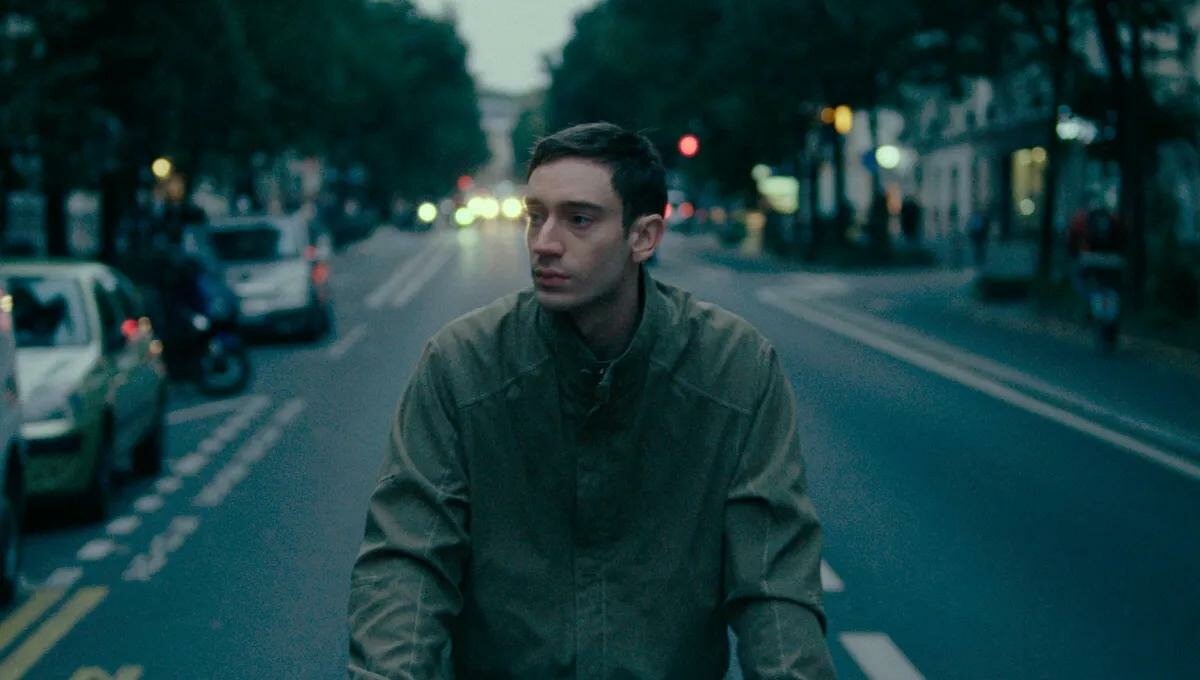 Nino (2025), recensione film: lo spaesamento e il pudore di fronte alla malattia