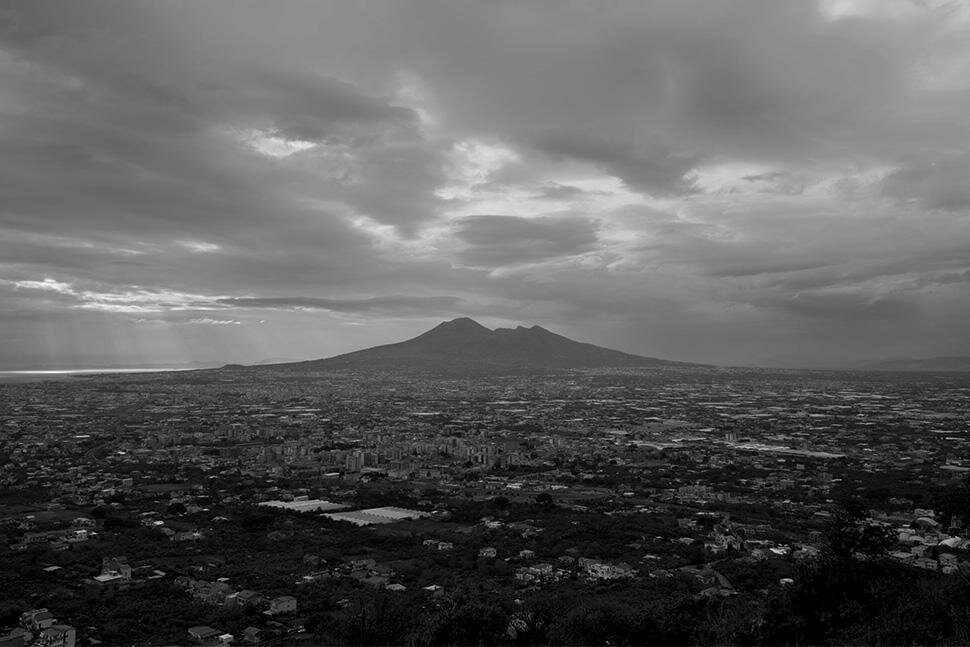 Sotto le nuvole (2025), la recensione del film di Gianfranco Rosi: la vita scorre al ritmo della terra che trema