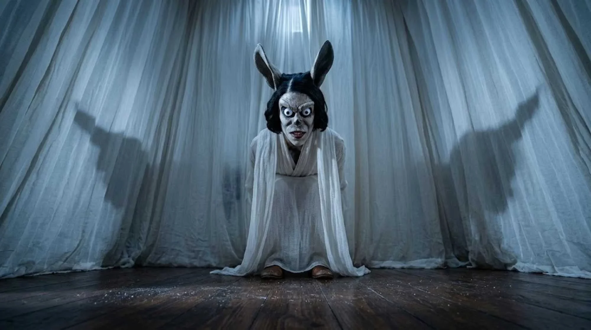 Hokum (2026), recensione film: l’horror tra l’onirico, il lutto e il rimorso Hokum (2026), recensione film: l’horror tra l’onirico, il lutto e il rimorso