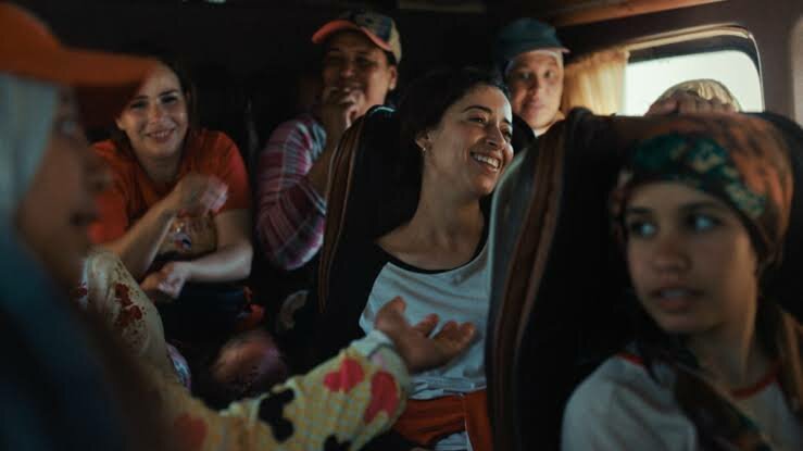 La más dulce (2026), recensione film: la dignità negata nei campi di fragole andalusi