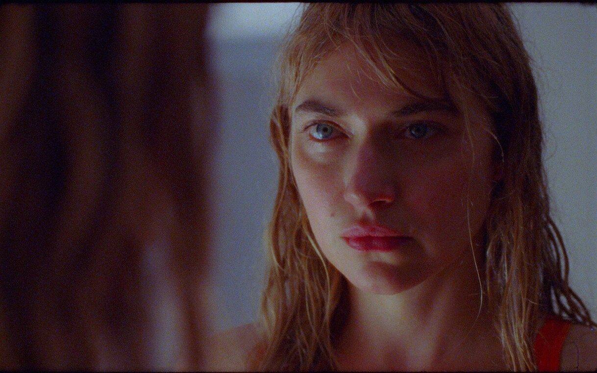 La cronologia dell’acqua (2025), recensione film: nuotare tra i ricordi