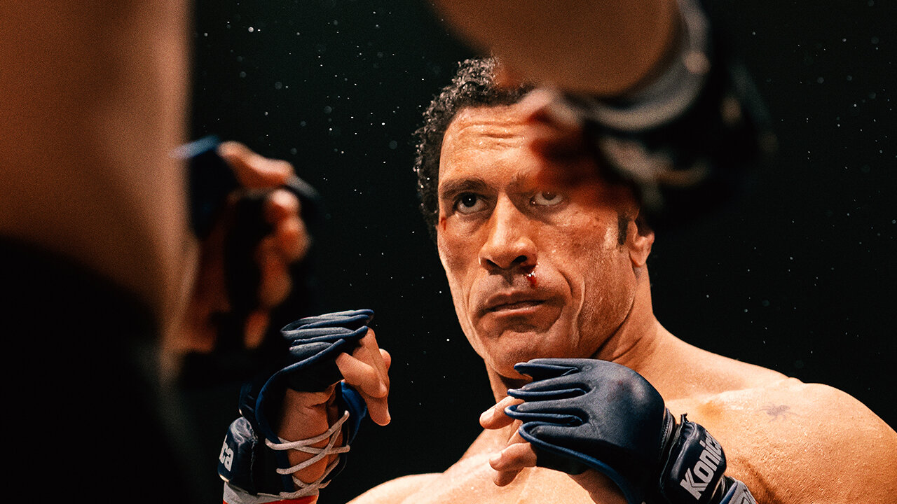 The Smashing Machine (2025), recensione film: la fragilità dietro il mito del combattente
