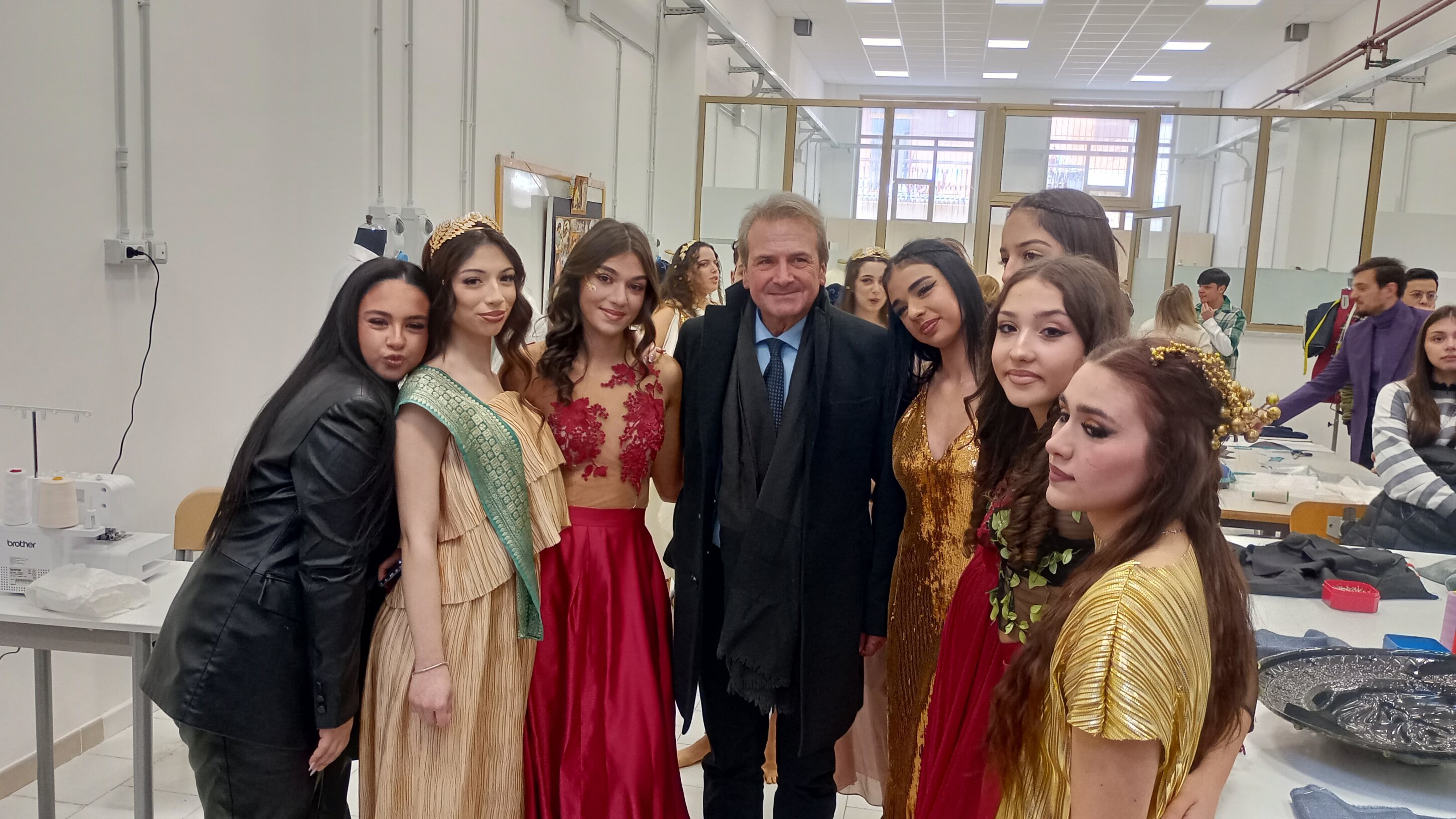 Stiliste e modelle: la sfilata delle studentesse dell'istituto Amatucci ispirata al dio Bacco e alla dea Minerva