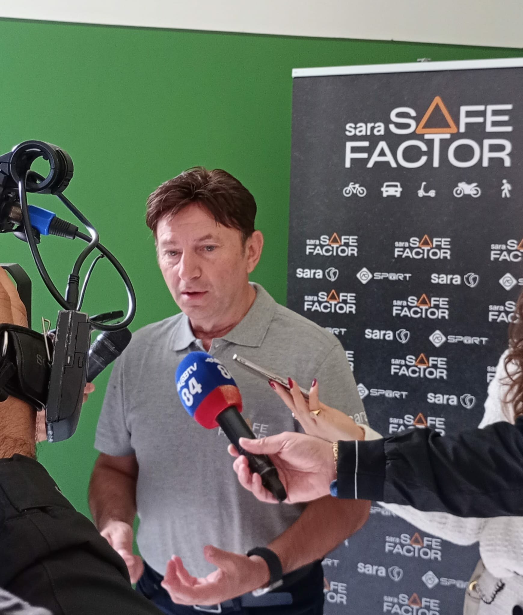 Il pilota Andrea Montermini, campione delle piste automobilistiche, incontra gli studenti delle Scuole Superiori di Mirabella Eclano per illustrare i comportamenti corretti da tenere alla guida