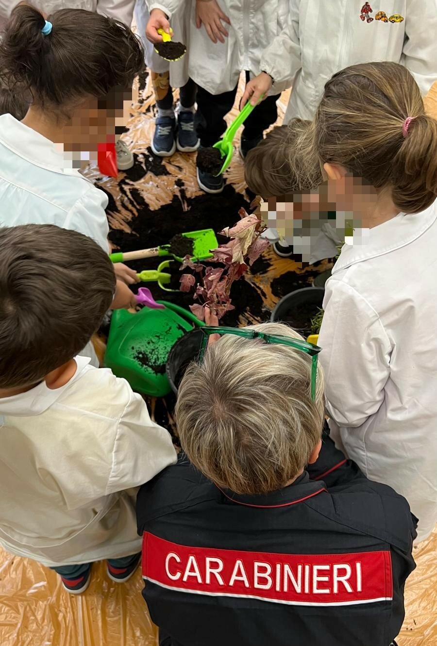 I Carabinieri Forestali festeggiano la Festa dell'Albero con i bambini dell'asilo "Giselda Caro" di Aiello del Sabato