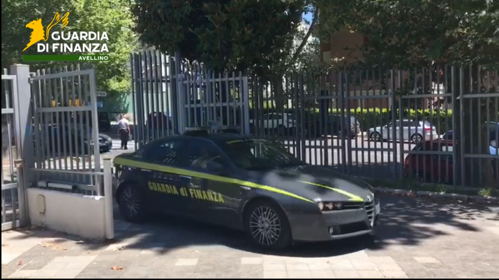 Avellino, rifiuti pericolosi e mezzi in degrado: maxi sequestro della Guardia di Finanza