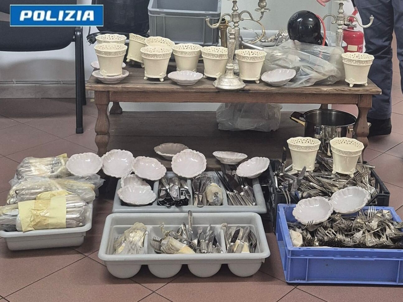 Saccheggiata la Certosa di San Giacomo a Lauro, rubati argenteria e ceramica di ingente valore. Tre arresti