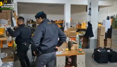 Rolex, Cartier e Montblanc: scoperto un centro commerciale del falso di lusso. Sequestrati 25mila prodotti