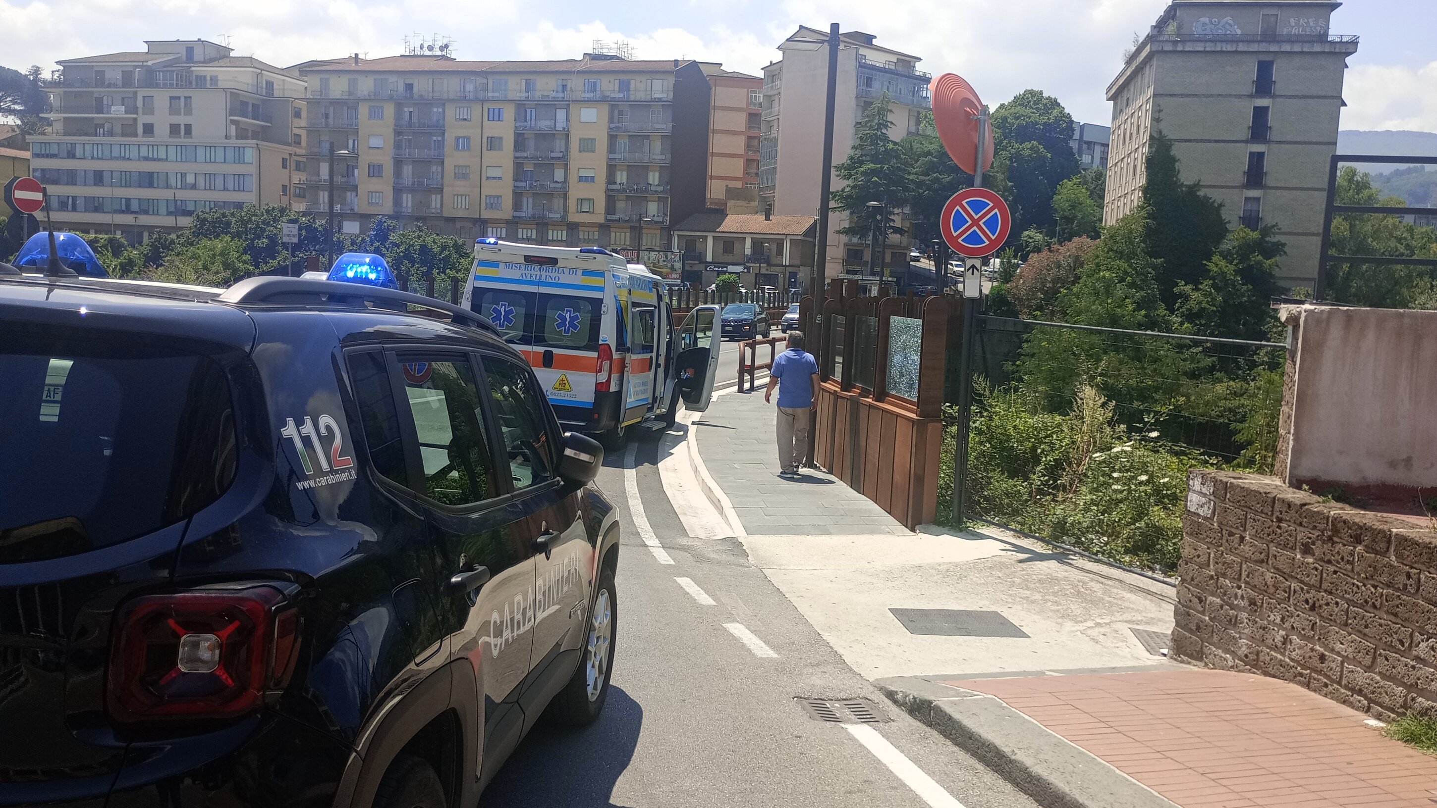 Avellino, donna in stato confusionale scavalca la recinzione del ponte della Ferriera: salvata dalle forze dell'ordine