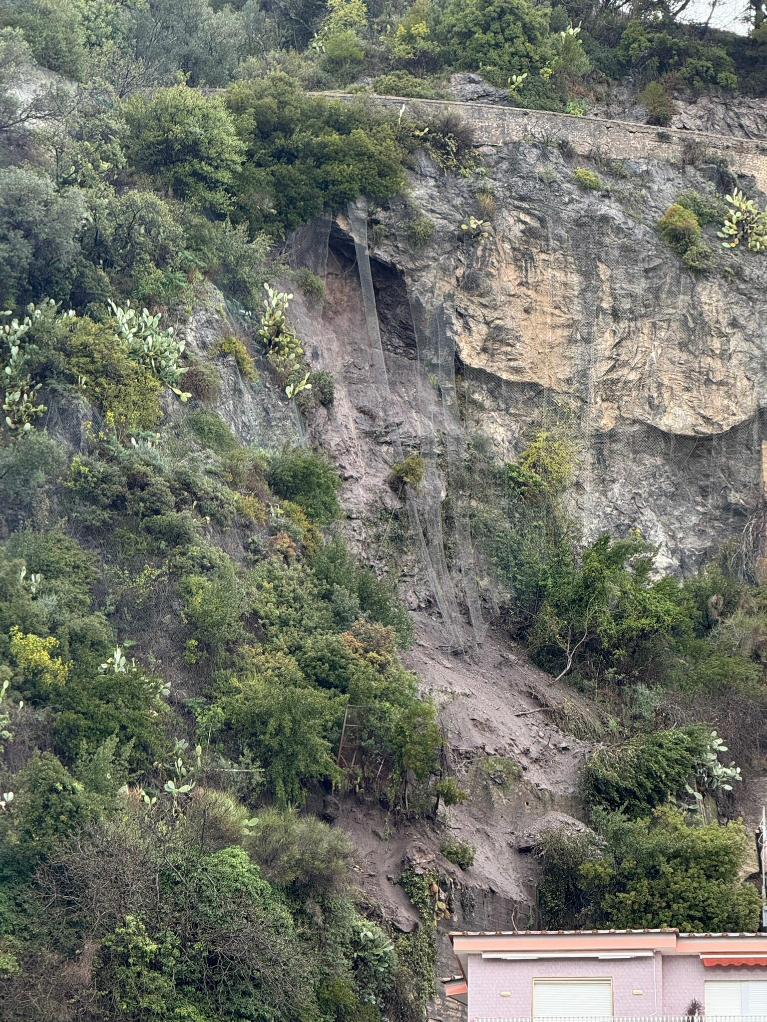Costiera Amalfitana, torna l’incubo frane: chiusa di nuovo la Statale 163 tra Vietri e Cetara