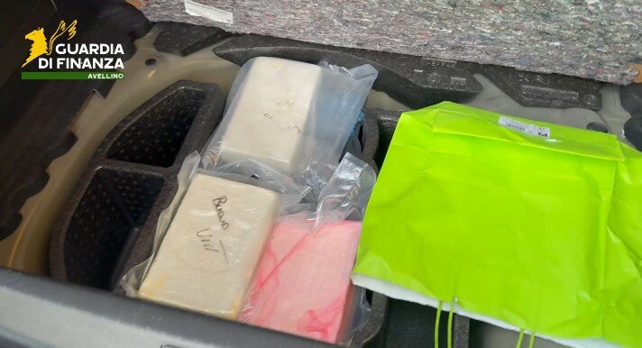 Tre chili di cocaina nascosti nel bagagliaio, 29enne arrestato a Venticano