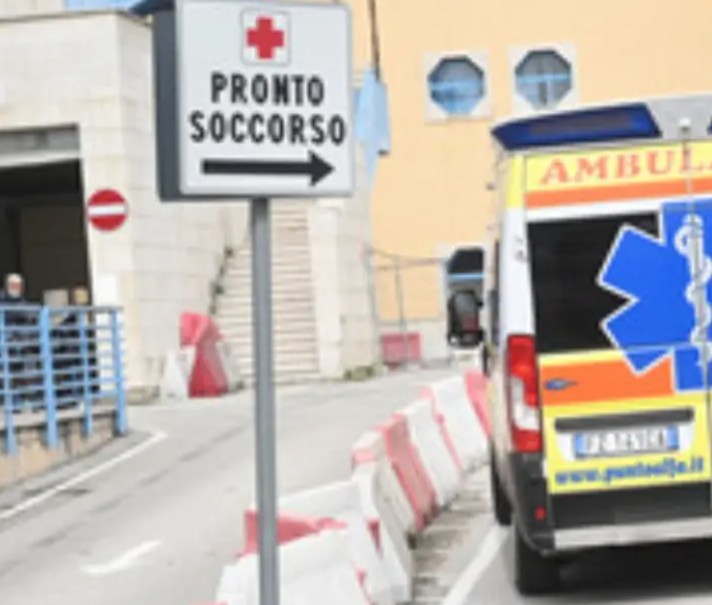 Rissa al Pronto Soccorso del Moscati: uomo in codice rosso, ferito anche un agente