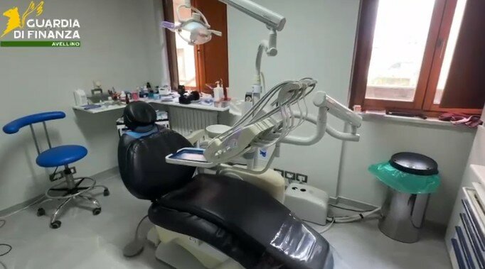 Dentisti senza autorizzazione: blitz della Guardia di Finanza, studio sequestrato in centro
