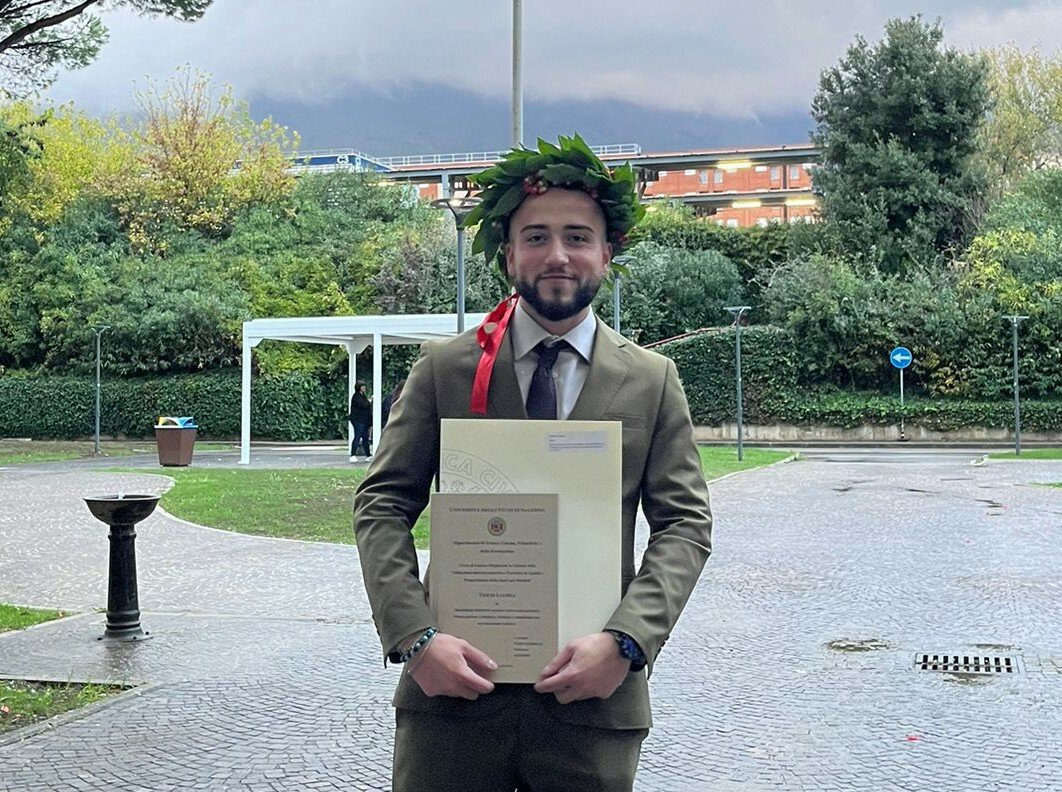 Orgoglio accademico: Marco Serrone conquista la Laurea Magistrale. Un traguardo importante raggiunto con passione e sacrificio Orgoglio accademico: Marco Serrone conquista la Laurea Magistrale. Un traguardo importante raggiunto con passione e sacrificio