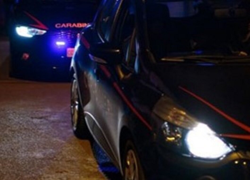 La banda della marmotta in azione a Lioni: ha fatto esplodere lo sportello bancomat della filiale Bdm ed è fuggita con il bottino