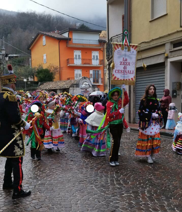 La Zeza di Cesinali apre il Carnevale 2026 tra tradizione, musica e sapori