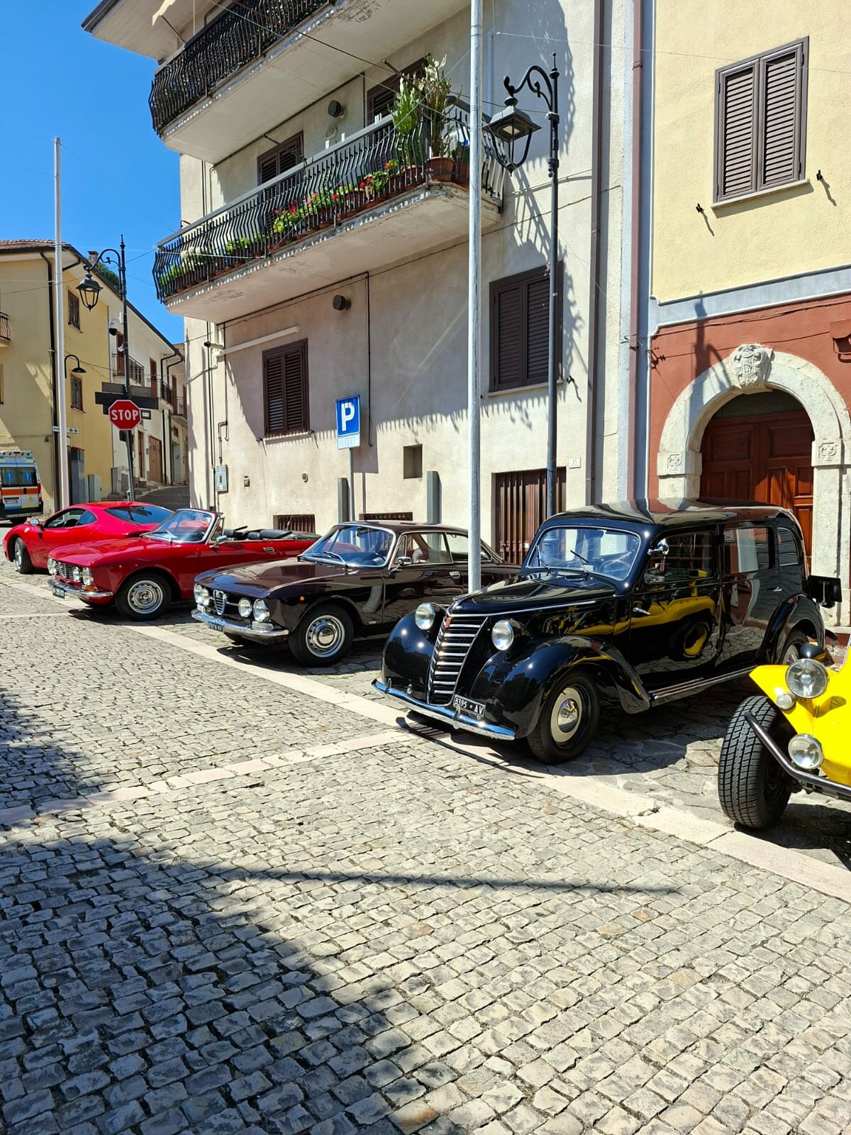Tra motori e storia a Torella dei Lombardi: 45 auto d’epoca accendono il secondo raduno ACI Storico tra castello e passione d’altri tempi