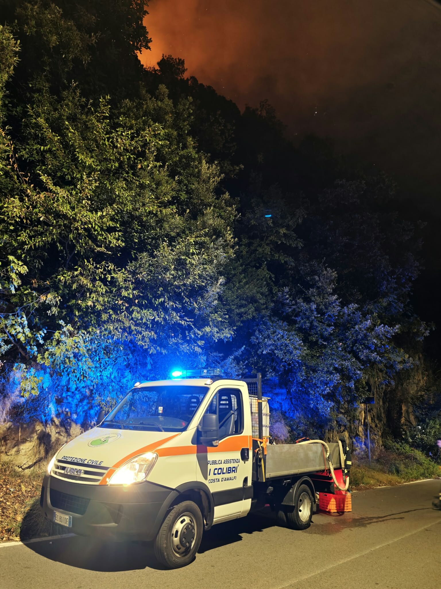 Costiera Amalfitana ancora nella morsa degli incendi: Positano, Cetara e poi Maiori
