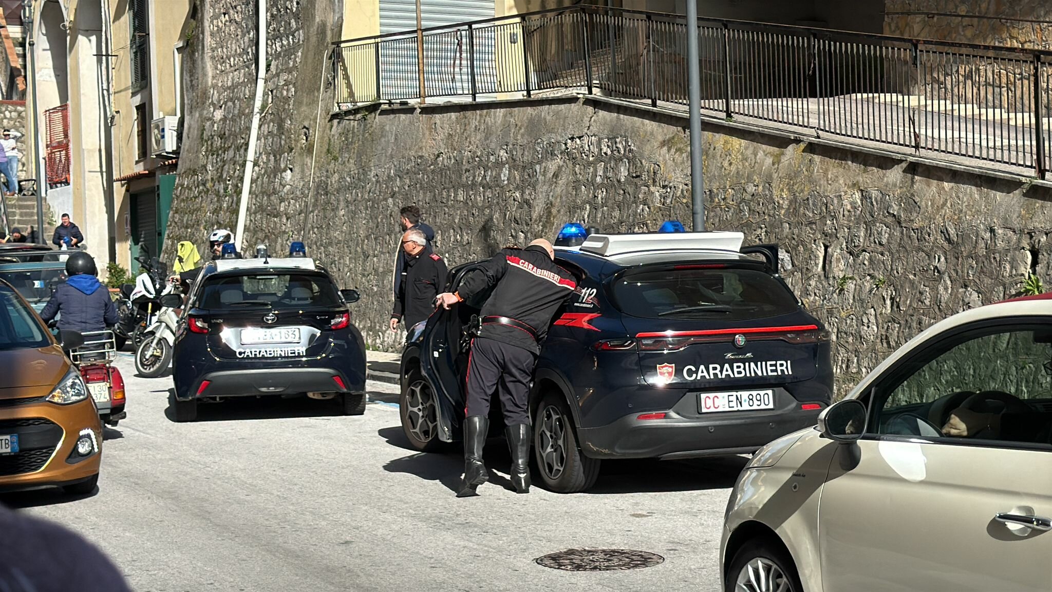 Maiori: fermato per un controllo, si disfa della borsa contenente droga tenta la fuga e