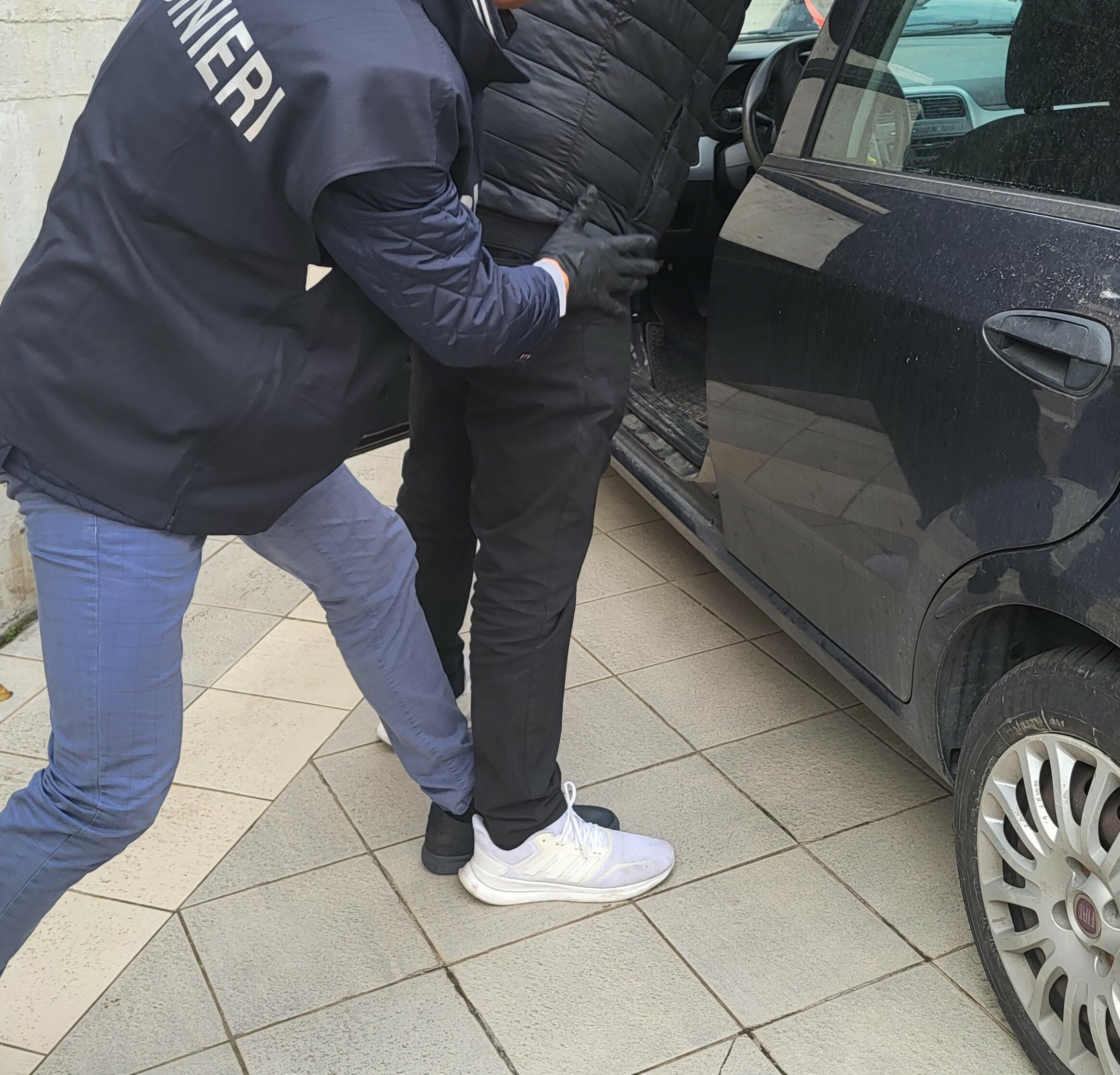 Fermati nel Baianese con cocaina e hashish, nei guai cinque giovani