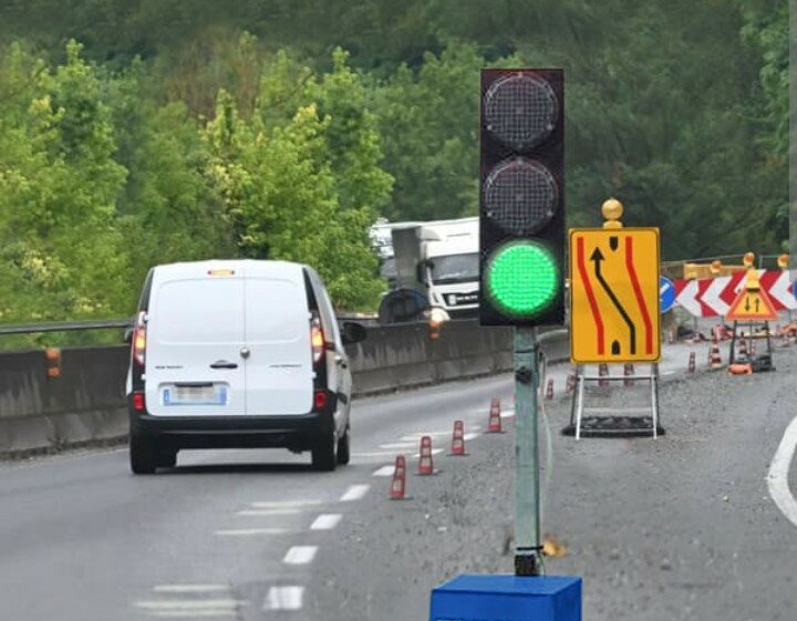 Rubate le batterie dei semafori del cantiere sulla Sp 88 a Contrada: disagi e traffico in tilt