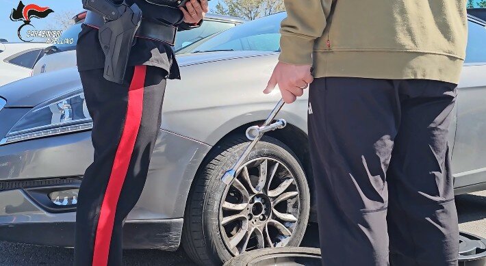 Forava gli pneumatici delle auto nel parcheggio del centro commerciale di Montoro e derubava i proprietari. Preso il responsabile