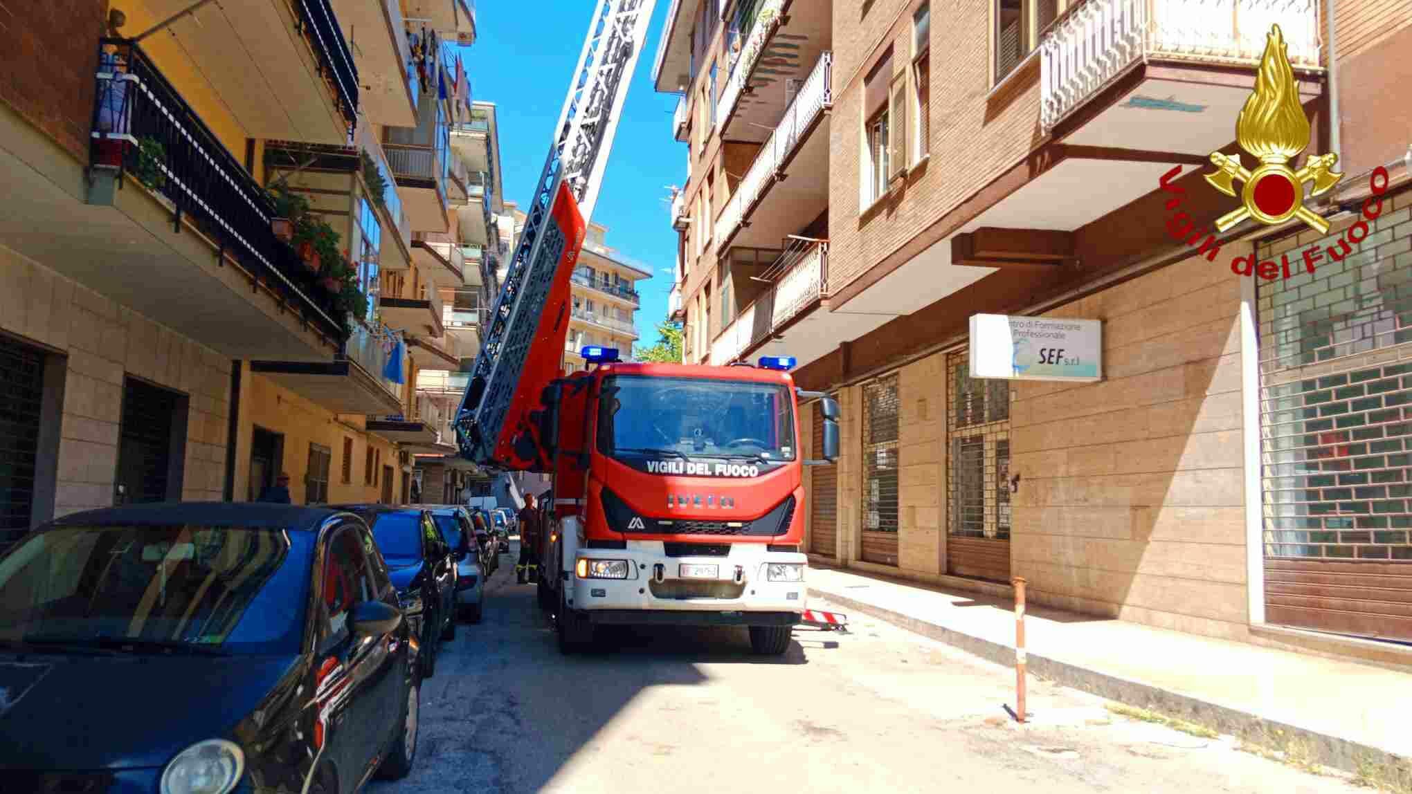 Avellino, anziana cade in casa: i Vigili del Fuoco entrano dal balcone e la soccorrono Avellino, anziana cade in casa: i Vigili del Fuoco entrano dal balcone e la soccorrono