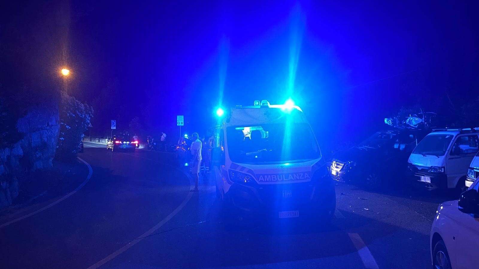 Incidente mortale a Positano, motociclista 49enne si schianta contro due auto in sosta