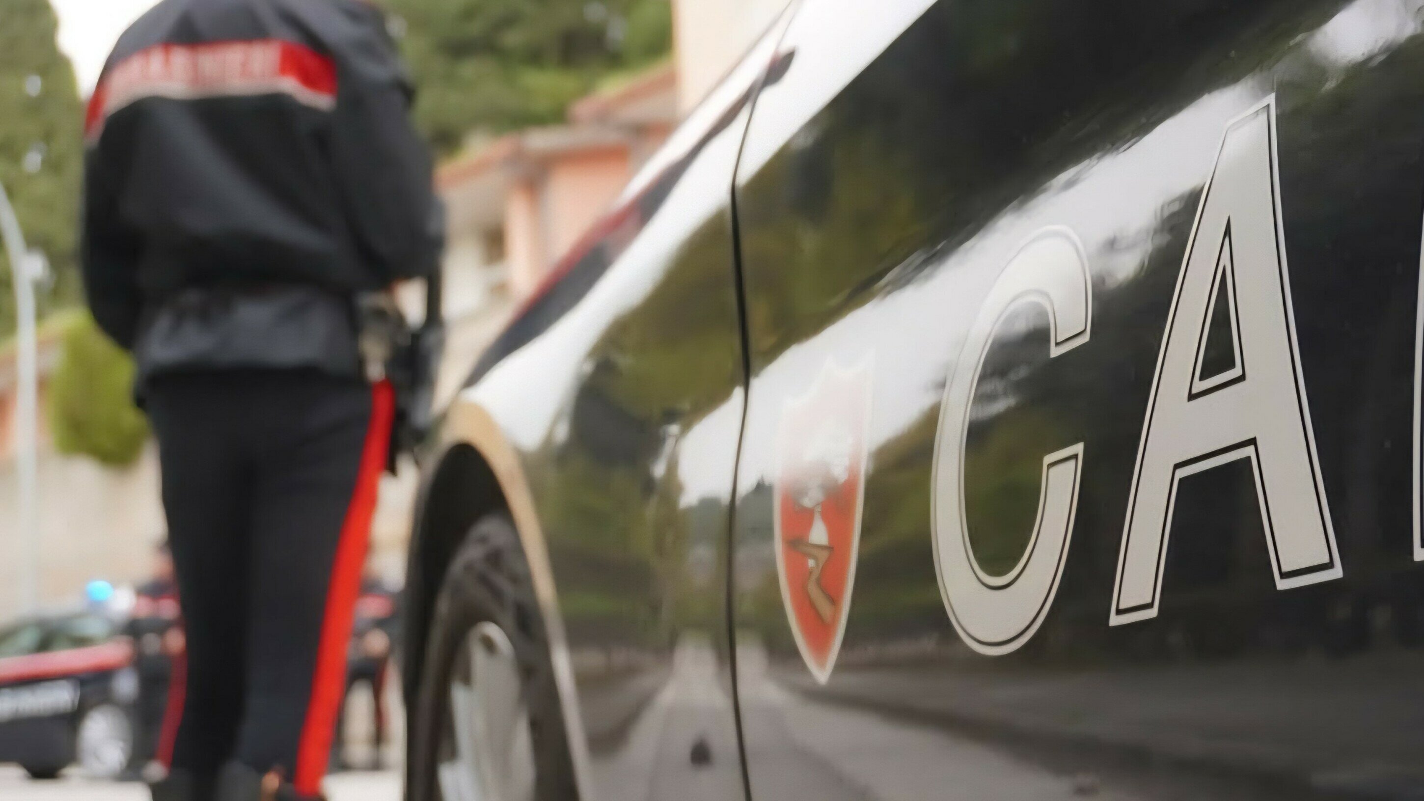 Castelvetere sul Calore, molesta una bambina durante la processione della Madonna delle Grazie e si denuda. Arrestato