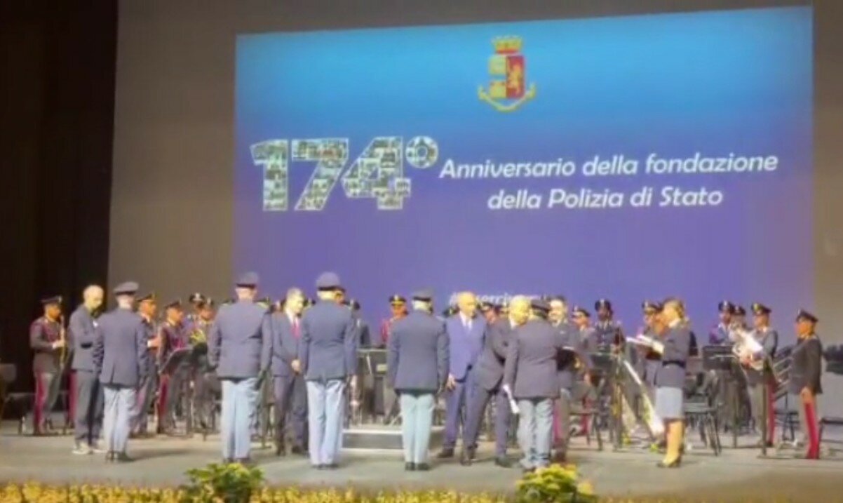 Avellino, 174° anniversario della Polizia con il ministro Piantedosi e il capo della polizia Pisani. Premiati gli agenti per l’operazione contro i rapinatori dei portavalori