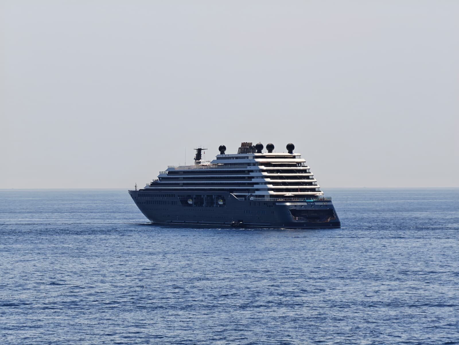 La Ilma, uno degli yacht da crociera ultra-lusso della Ritz-Carlton Yacht Collection, davanti alla Costiera Amalfitana offre uno spettacolo affascinante