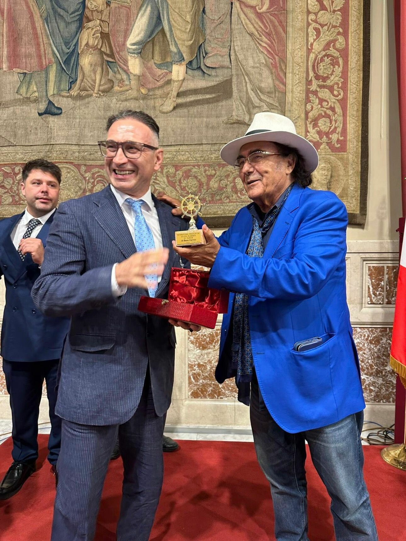 Alessandro Reale di Minori consegna il Timone d'Oro ad AlBano sul palco di Montecitorio