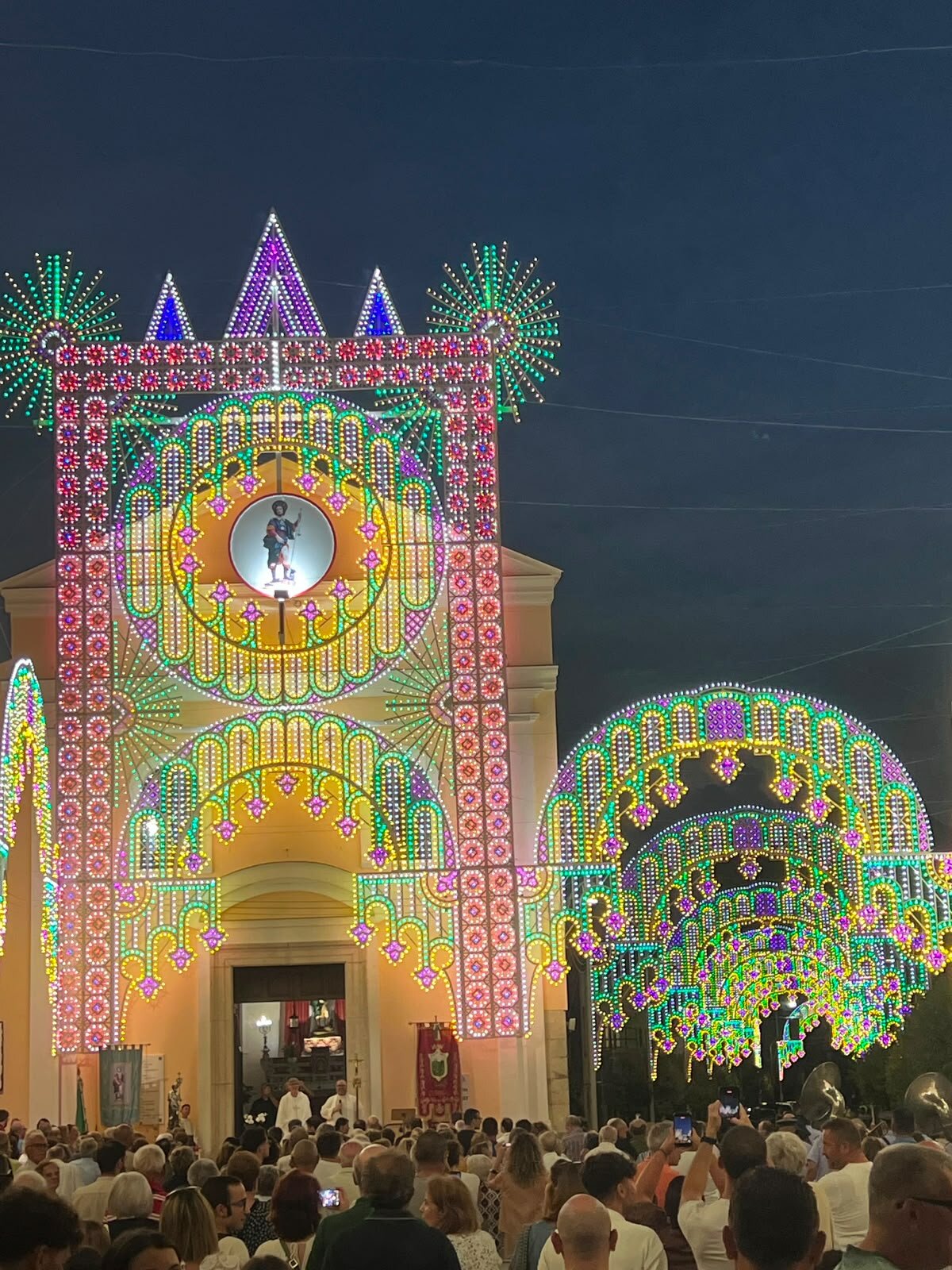 A Cesinali la festa di San Rocco profuma di tradizione: stasera la Sagra dei Cecatielli e del Maiale, domani la solenne processione A Cesinali la festa di San Rocco profuma di tradizione: stasera la Sagra dei Cecatielli e del Maiale, domani la solenne processione