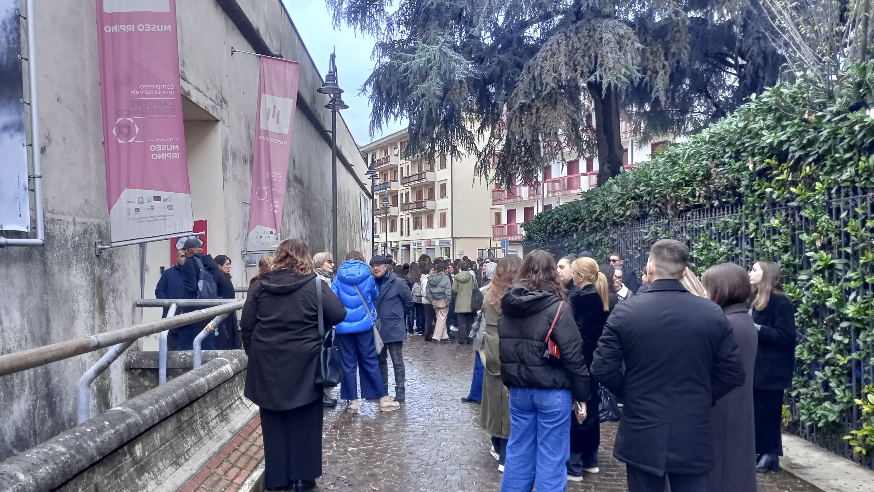 La telefonata di minacce di morte e l'evacuazione al carcere Borbonico: ecco cosa &egrave; accaduto